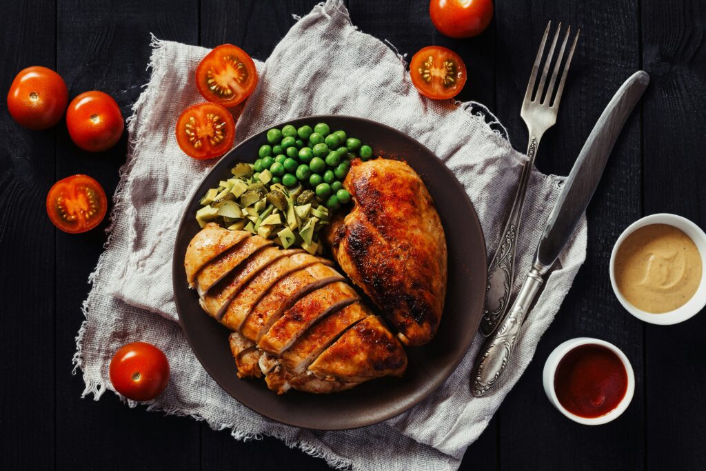 plato con comida rica en proteina
