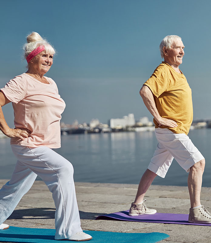 adultos mayores haciendo ejercicio listos para recibir consulta de nutrición geriatrica